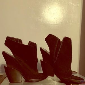 Theysken’s theory black heel